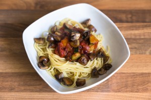 Spaghetti con Zucchino, Cipolla, Pomodoro e Funghi