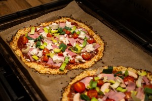 Blumenkohlpizza - Die Pizza wird belegt