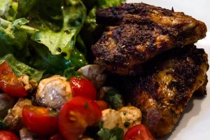 Chicken-Wings mit Mozarella-Tomaten-Salat