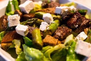 High Protein Salat mit Schafskäse, Spargel, Beef und japanischem Omelette
