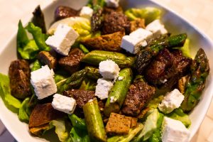 High Protein Salat mit Schafskäse, Spargel, Beef und japanischem Omelette